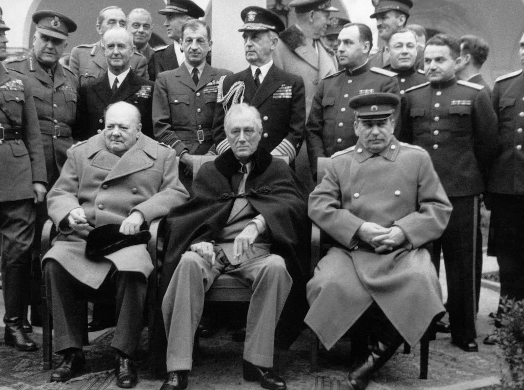 Февраль 1945 г. Ялта «Большая тройка»: У. Черчилль,Ф.Д. Рузвельт, И. В. Сталин Февраль 1945 г. Ялта «Большая тройка»: У. Черчилль,Ф.Д. Рузвельт, И. В. Сталин