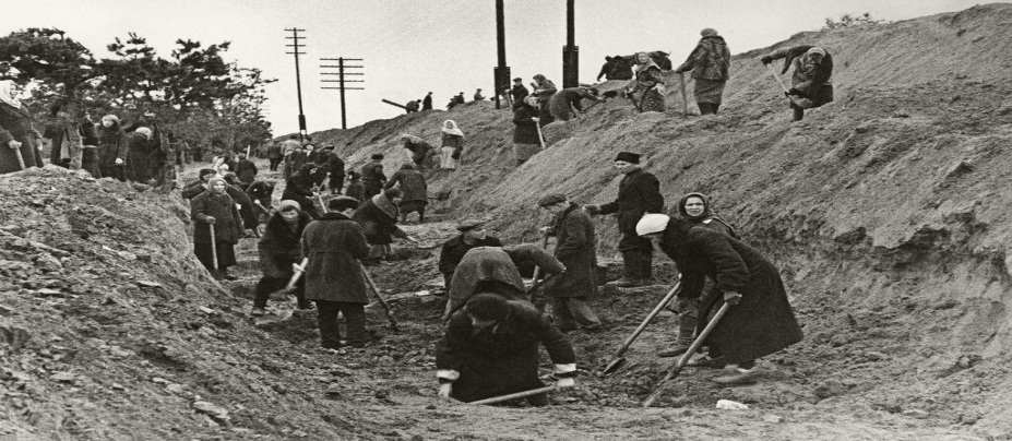 Москвичи на строительстве оборонительных сооружений