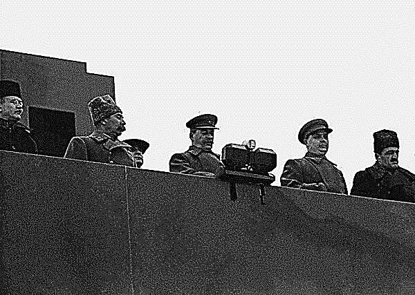 На трибуне Мавзолея во время парада 7 ноября 1941&nbsp;г.