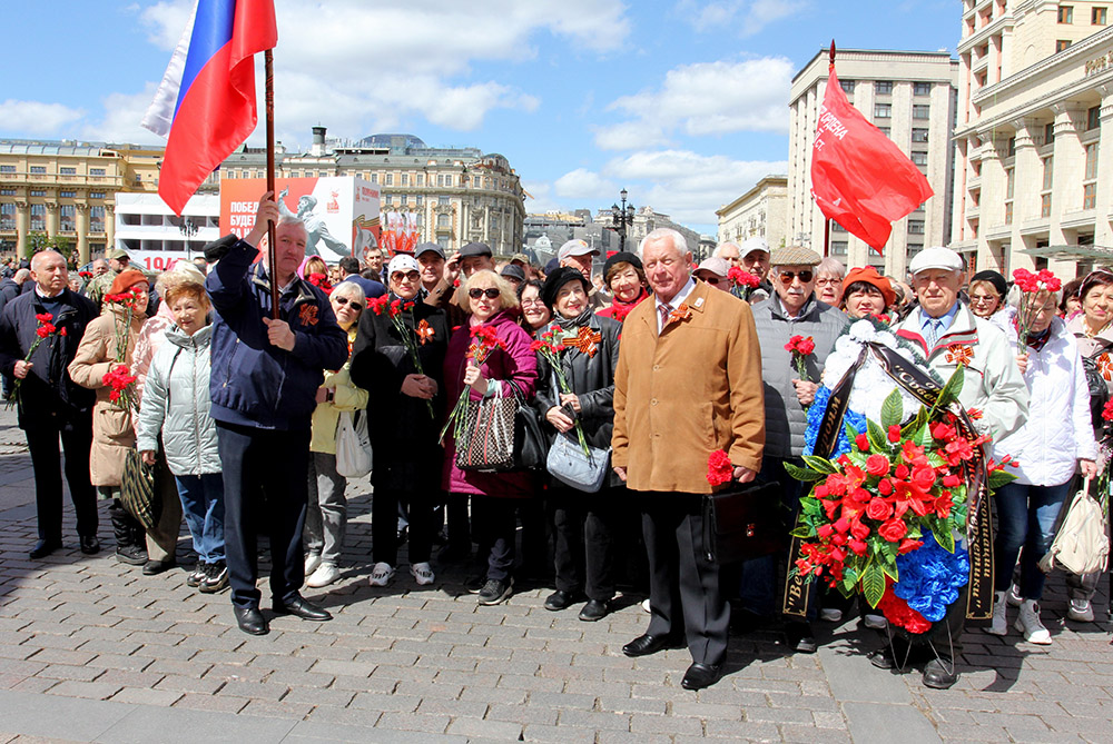 Возложение цветов к памятнику Маршалу Победы Г. К. Жукову