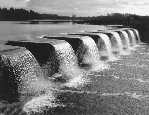Водосливная часть Хоробской ГЭС с затворами фирмы «Гидроплюс» Водосливная часть Хоробской ГЭС с затворами фирмы «Гидроплюс»