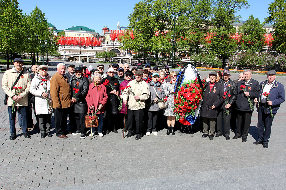Возложение цветов и венков