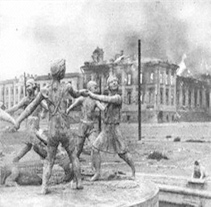 Известный фонтан на фоне горящего ж. д. вокзала