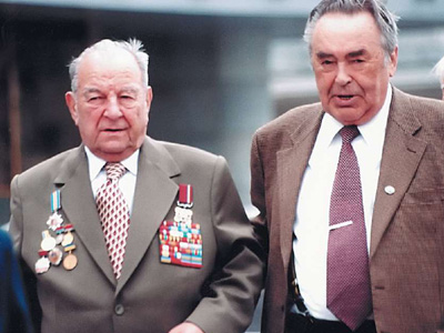 Председатель Совета энергетики Украины Е.И. Чулков (слева) и председатель Совета ветеранов энергетики РАО ЕЭС России А.Н. Семенов (июнь 2004 г.)
